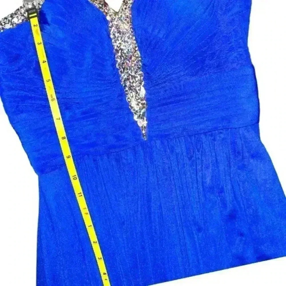 Formal Gown with Bedazzled Neck. . - Picture 6 of 8